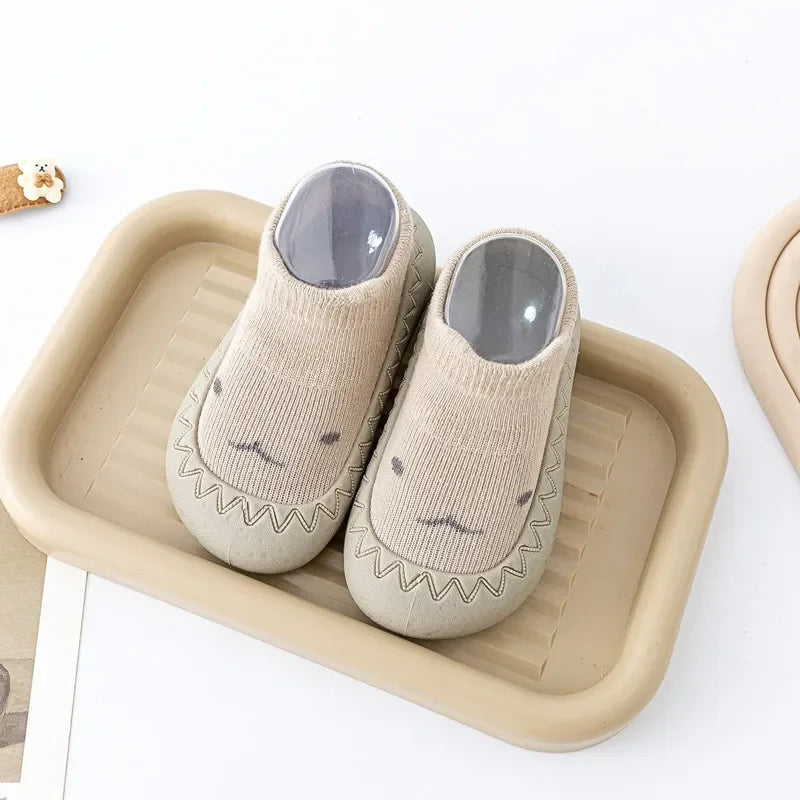 Zapato infantil con calcetín y suela de goma suave.