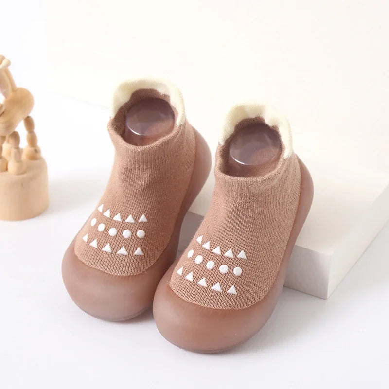 Zapato infantil con calcetín y suela de goma suave.