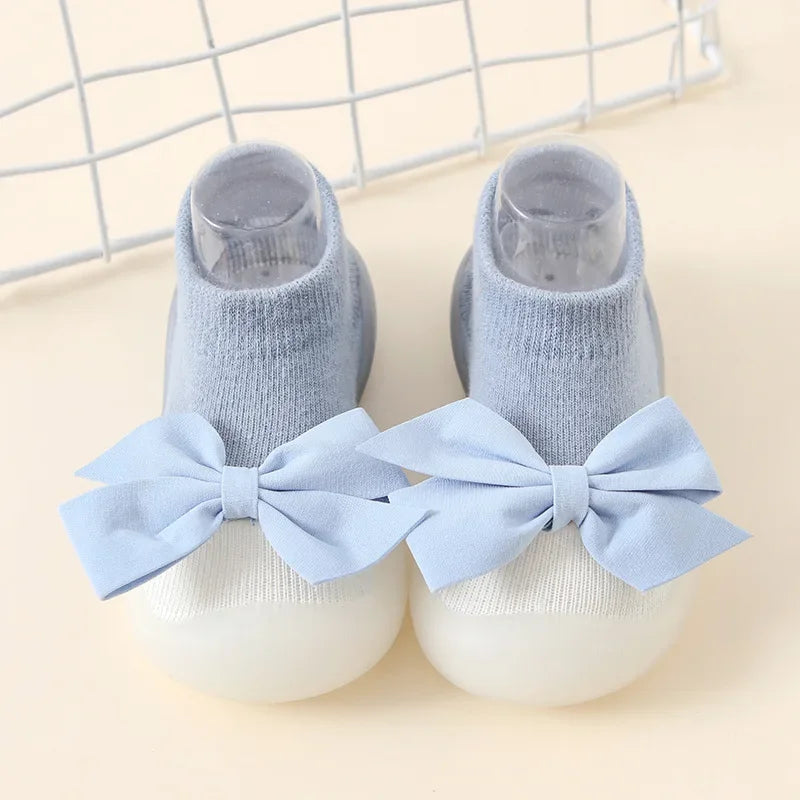 Zapato infantil con calcetín y suela de goma suave.