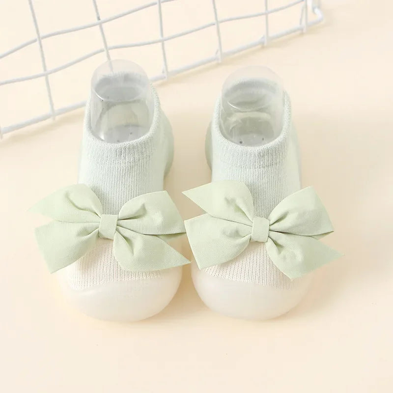 Zapato infantil con calcetín y suela de goma suave.