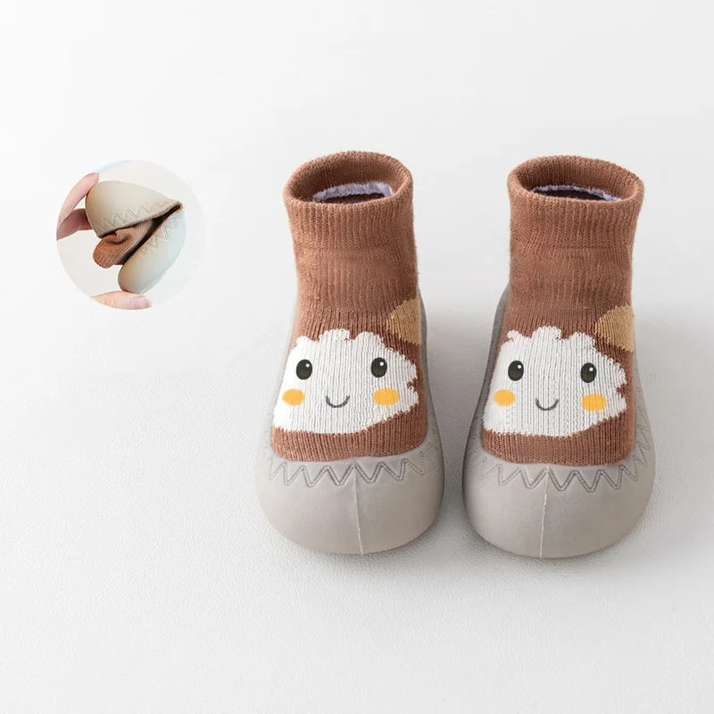 Zapato infantil con calcetín y suela de goma suave.