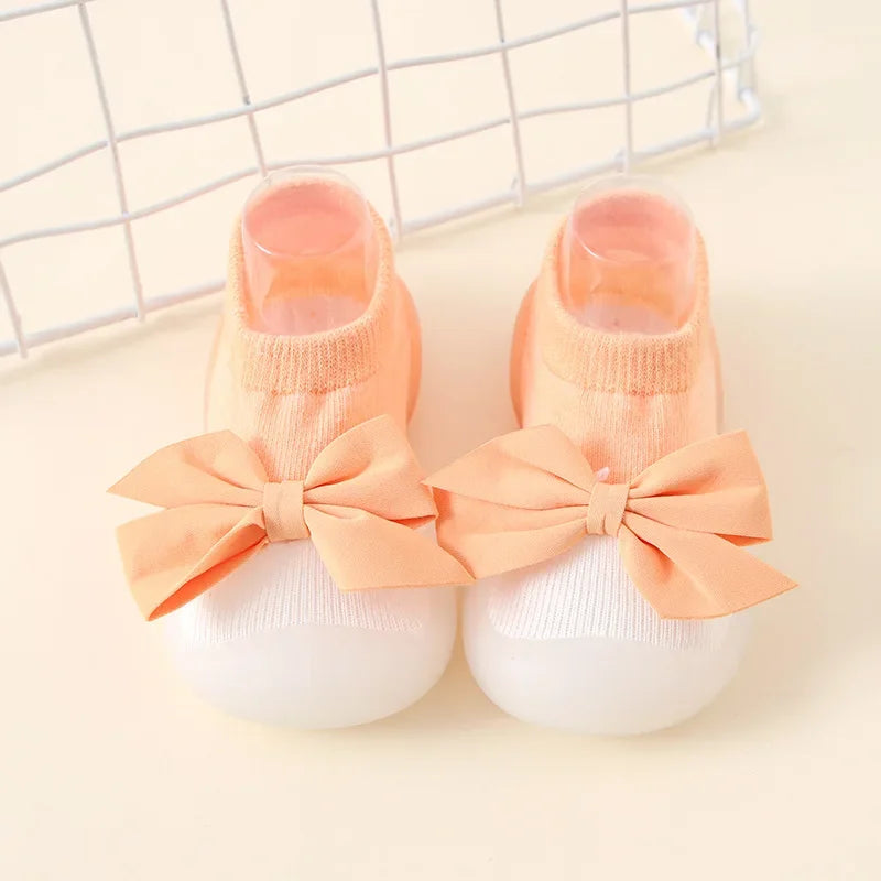 Zapato infantil con calcetín y suela de goma suave.