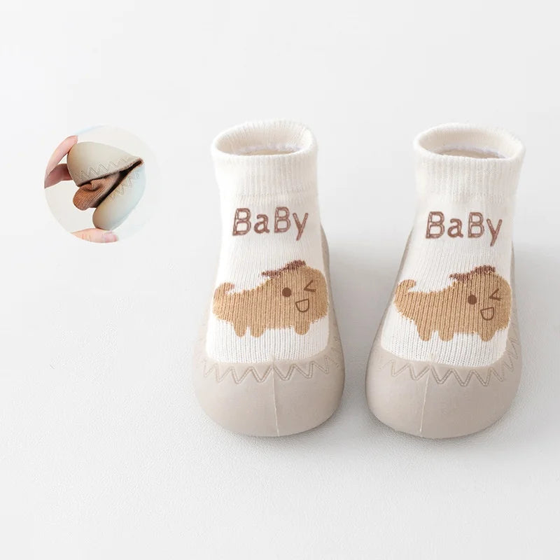 Zapato infantil con calcetín y suela de goma suave.