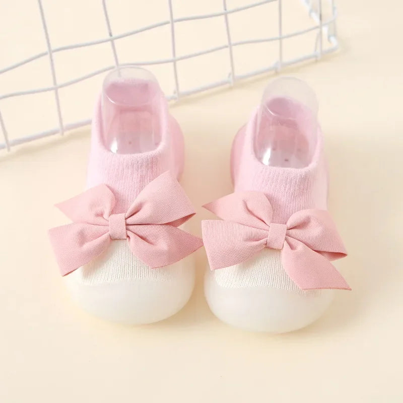 Zapato infantil con calcetín y suela de goma suave.