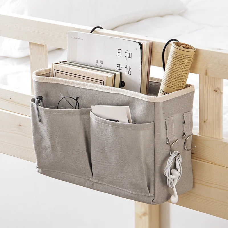 Organizador colgante para cuna de bebé.