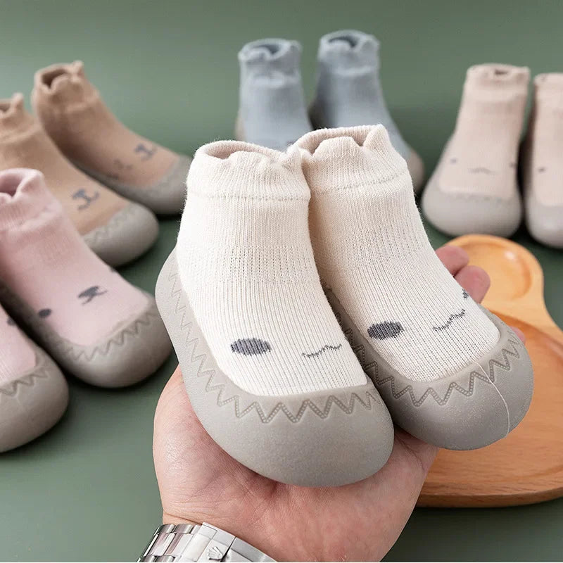 Zapato infantil con calcetín y suela de goma suave.