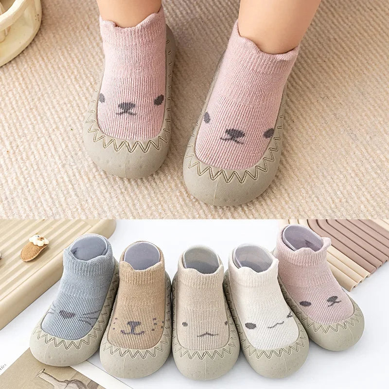 Zapato infantil con calcetín y suela de goma suave.