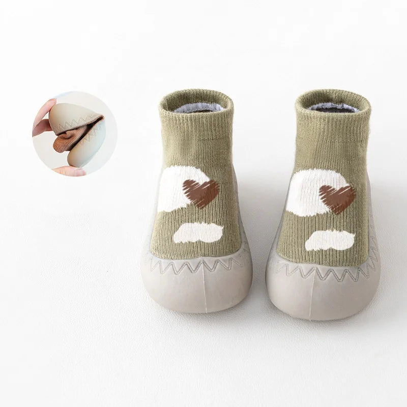 Zapato infantil con calcetín y suela de goma suave.