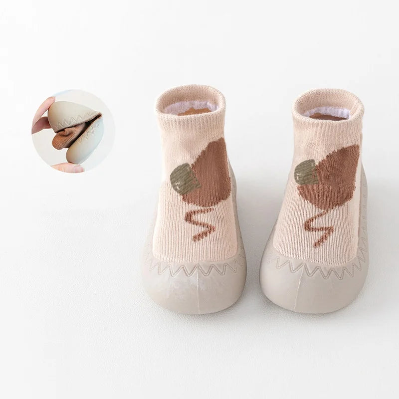 Zapato infantil con calcetín y suela de goma suave.
