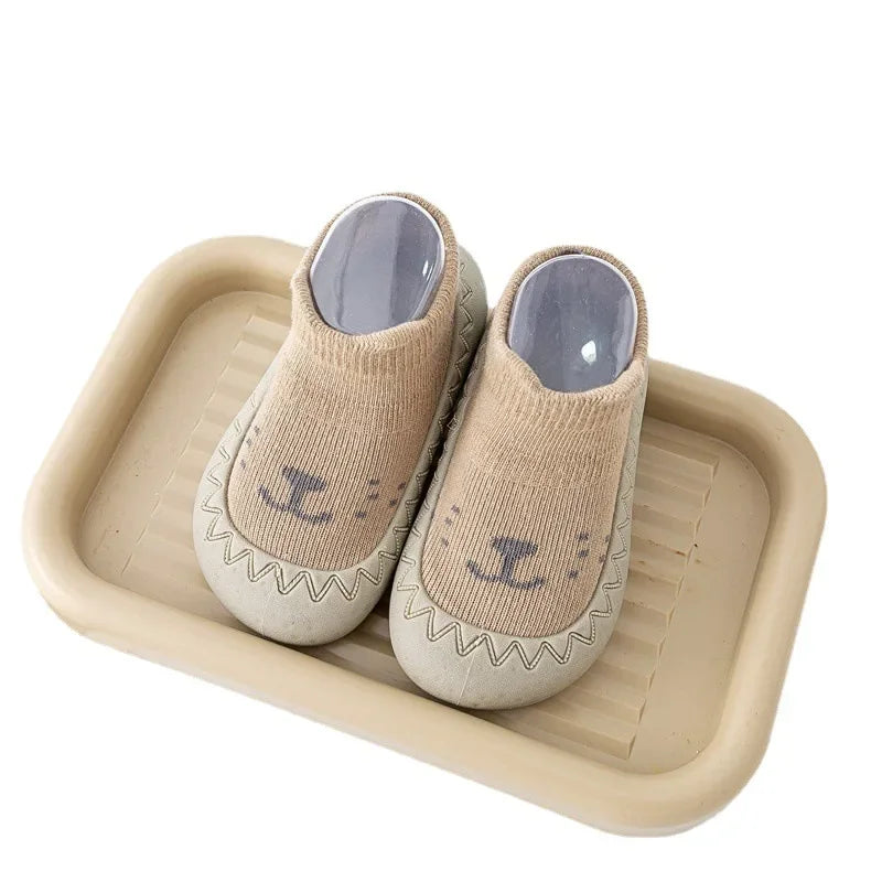 Zapato infantil con calcetín y suela de goma suave.