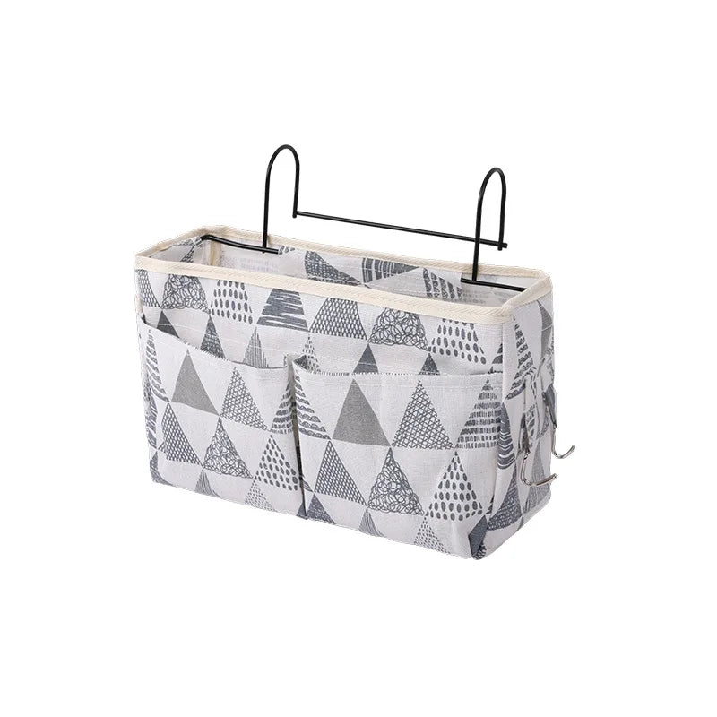 Organizador colgante para cuna de bebé.