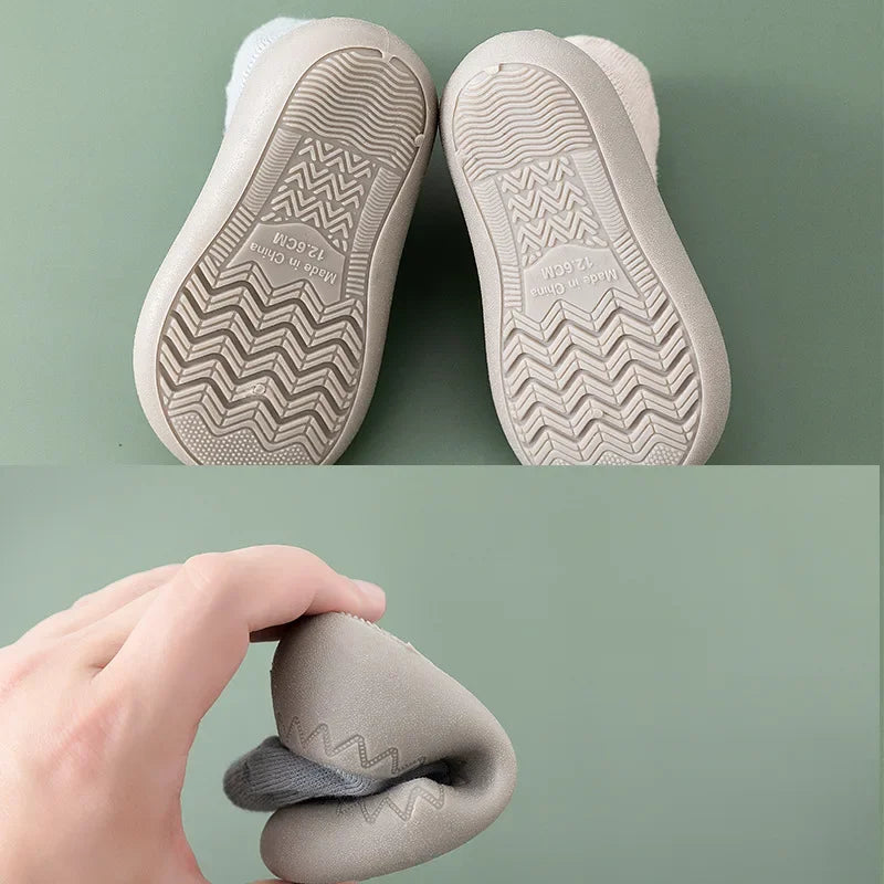 Zapato infantil con calcetín y suela de goma suave.