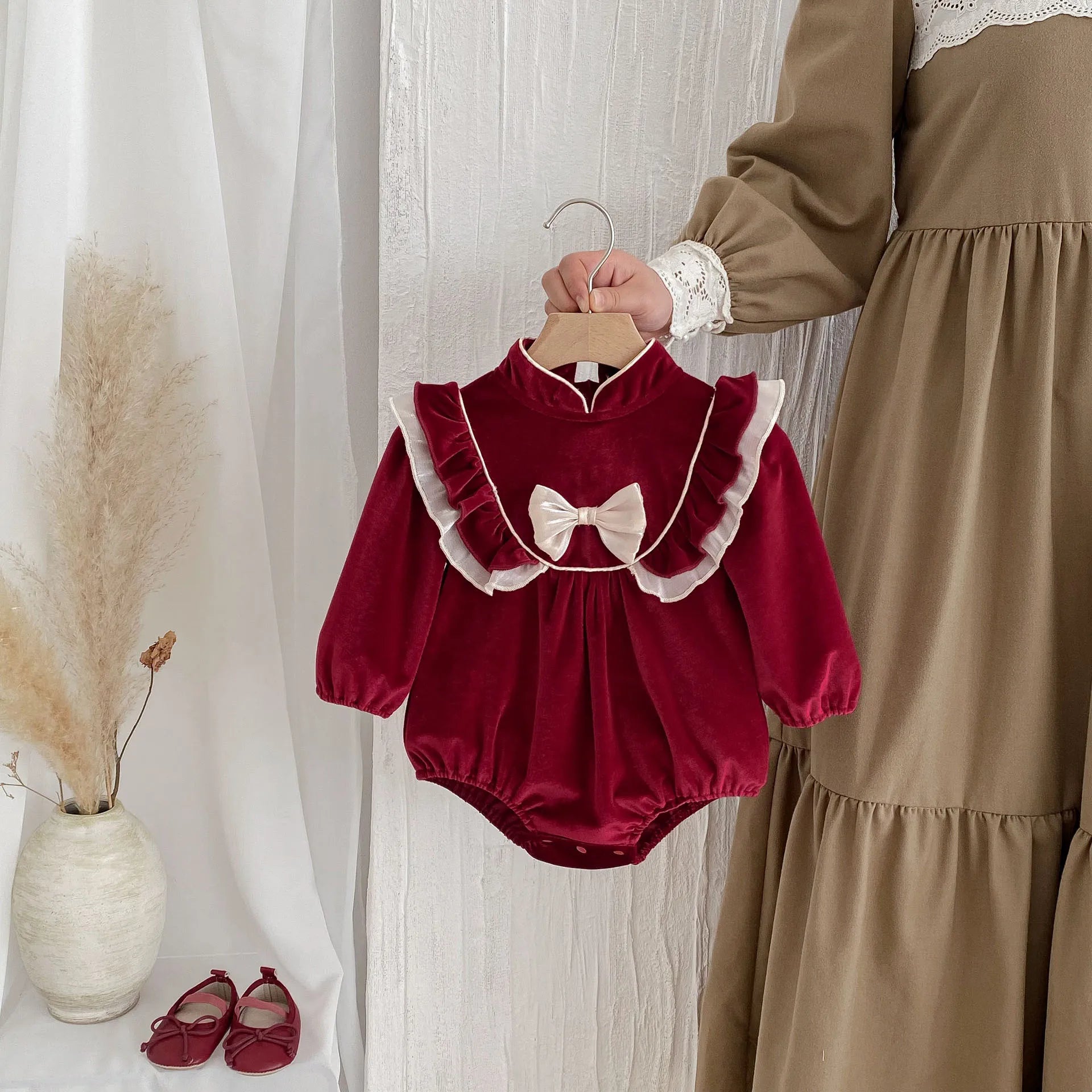 Mameluco de Princesa Navideño  con Cuello de Pétalo (Otoño-Invierno)