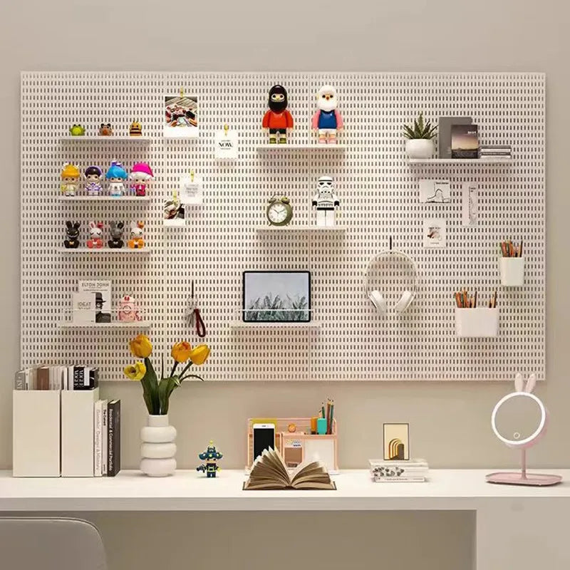 Tablero perforado para decoración de pared.