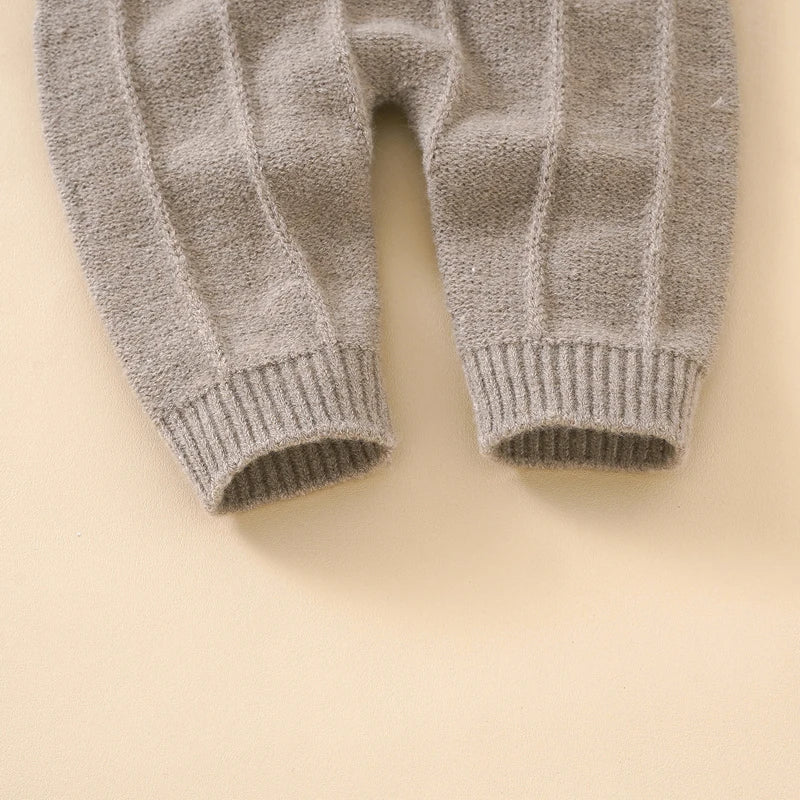 Mameluco de Punto Premium con Tirantes y Gorro a Juego (Estilo Neutral)