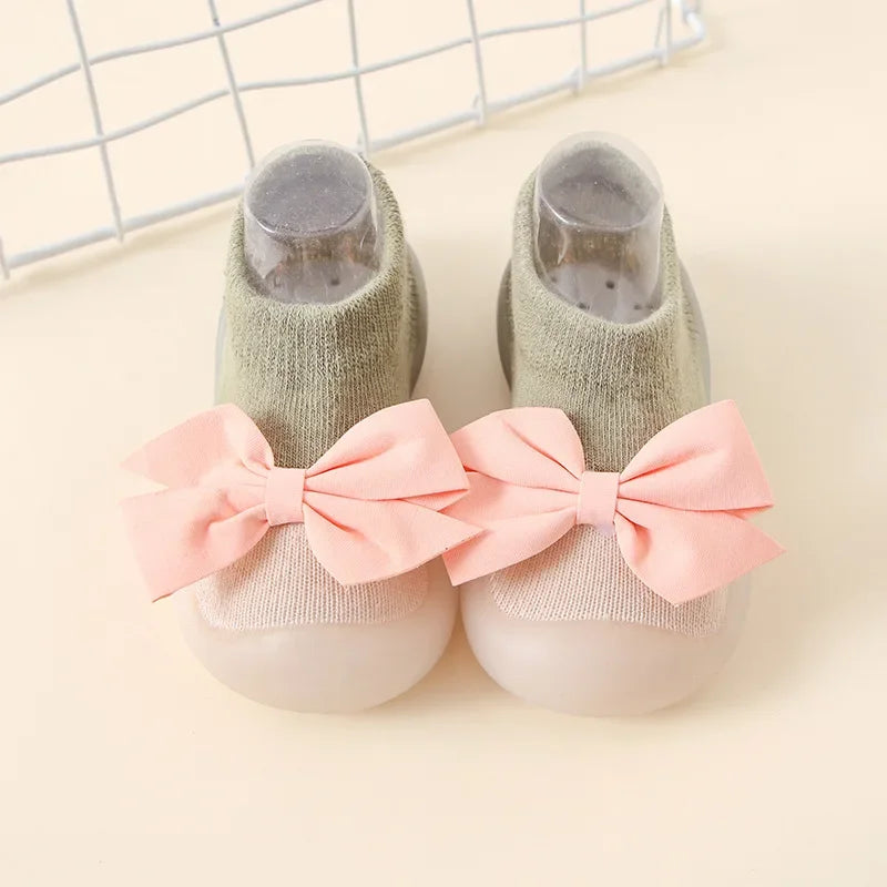 Zapato infantil con calcetín y suela de goma suave.