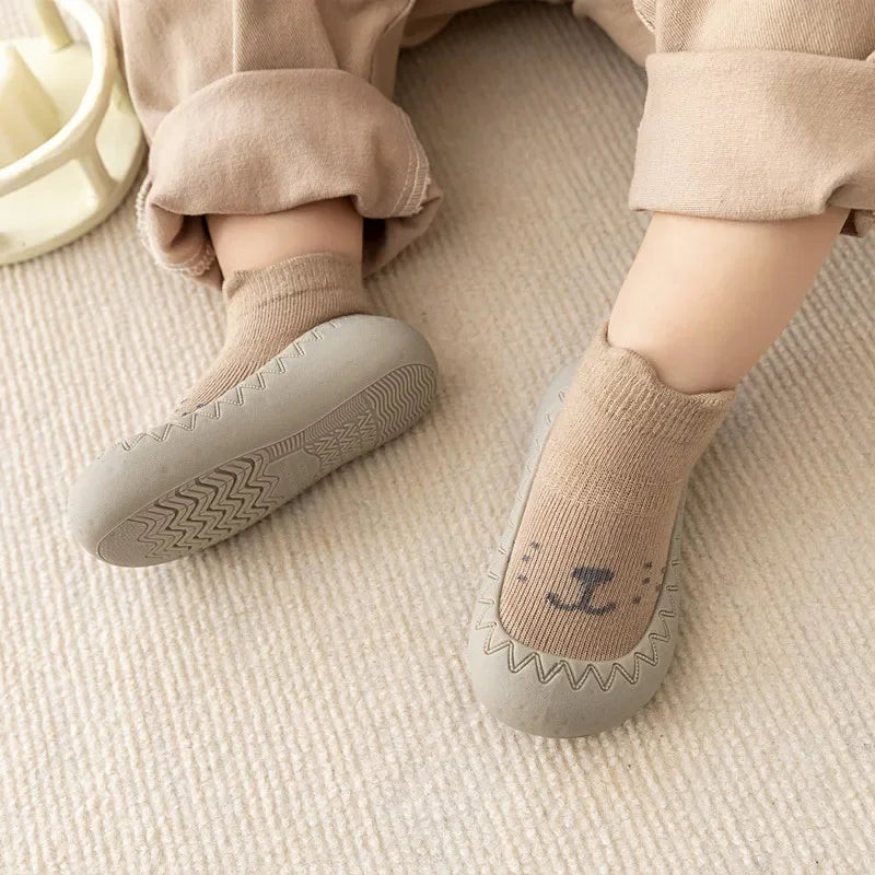 Zapato infantil con calcetín y suela de goma suave.