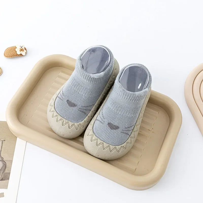 Zapato infantil con calcetín y suela de goma suave.