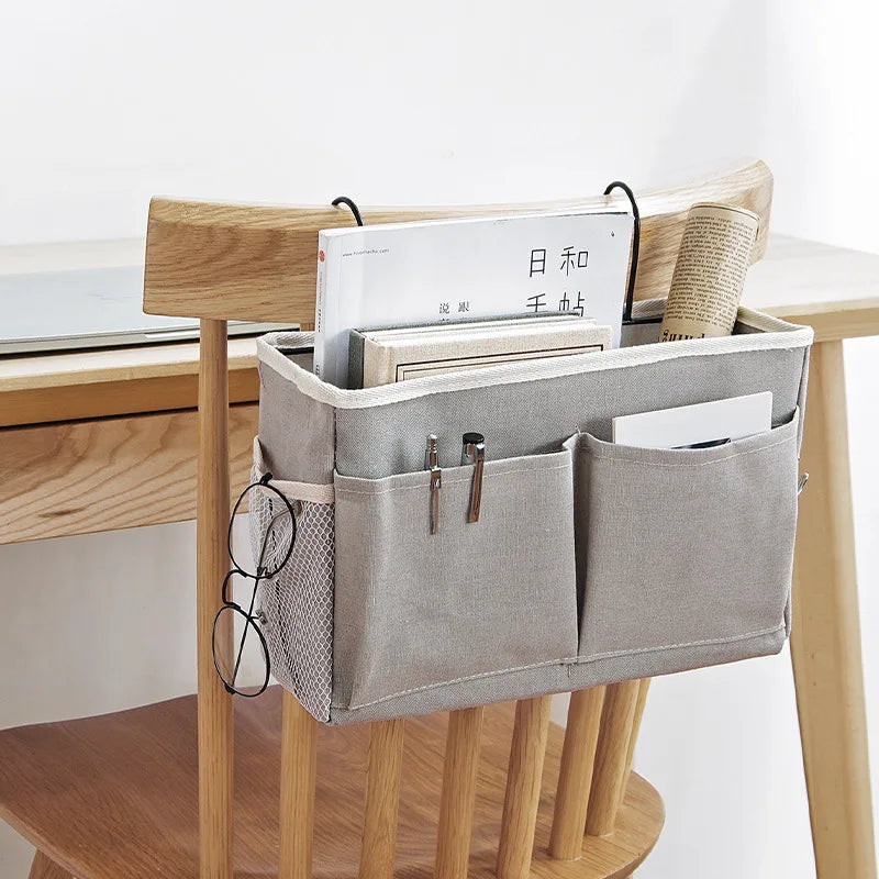 Organizador colgante para cuna de bebé.