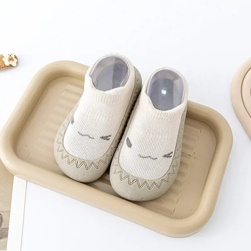 Zapato infantil con calcetín y suela de goma suave.