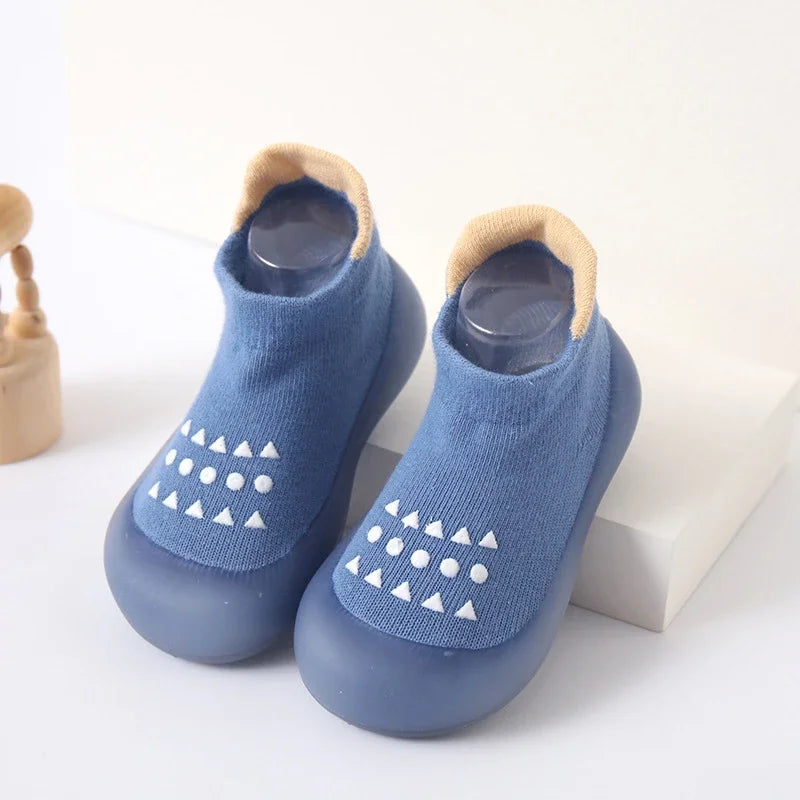 Zapato infantil con calcetín y suela de goma suave.
