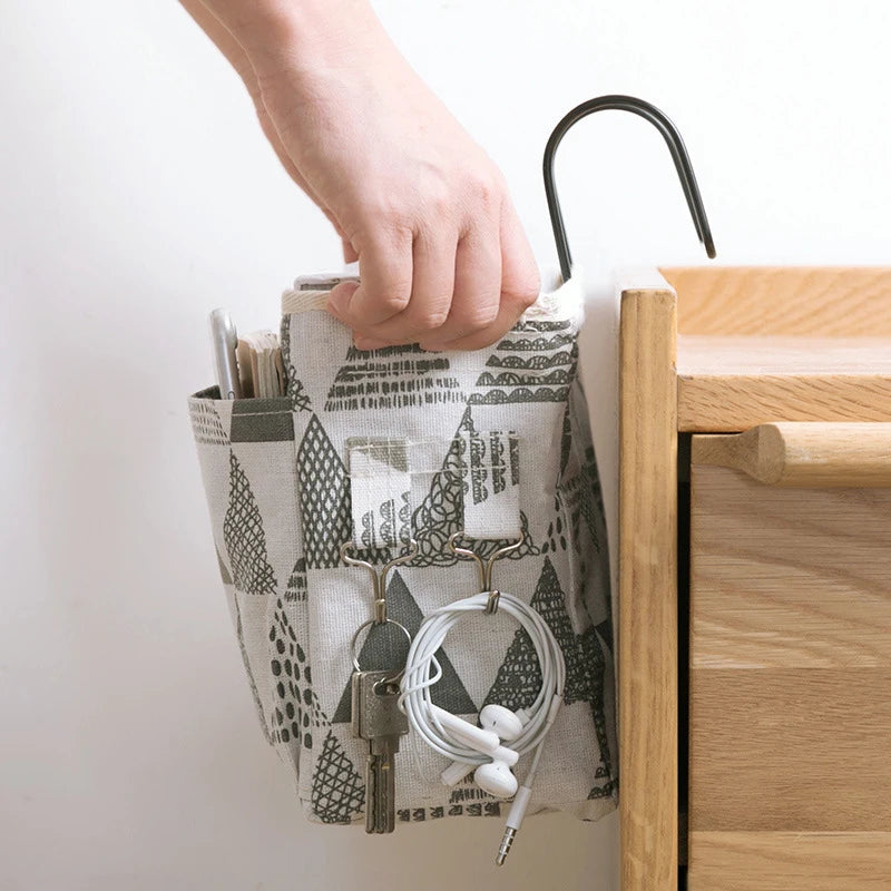 Organizador colgante para cuna de bebé.