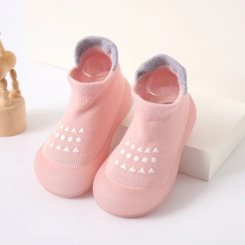 Zapato infantil con calcetín y suela de goma suave.